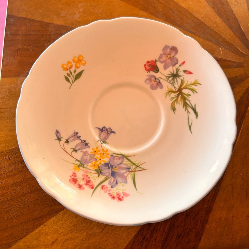 Shelley Saucer 5.5" White Wild Flowers Fine Bone China Scalloped Edge - Picture 2 of 3